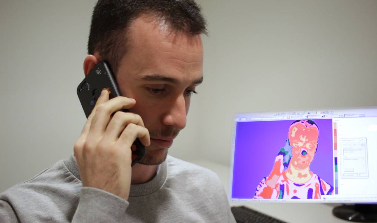 Uno de los participantes en el estudio realiza la llamada de teléfono en la que debe mentir a su interlocutor. En la imagen del termógrafo puede verse cómo la temperatura de la nariz desciende, y la de la frente sube.