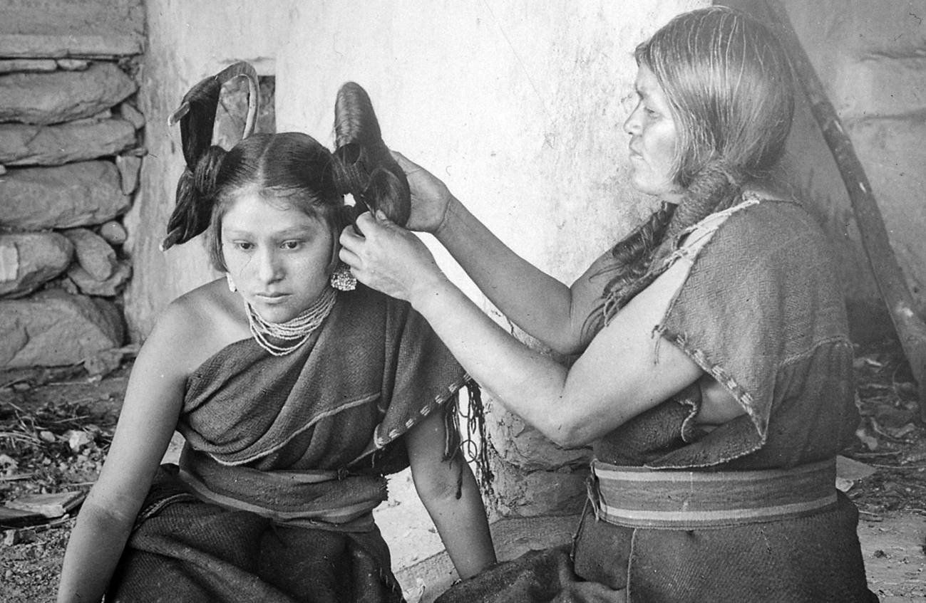Una mujer hopi arregla el peinado de una soltera de su tribu. / Wikipedia