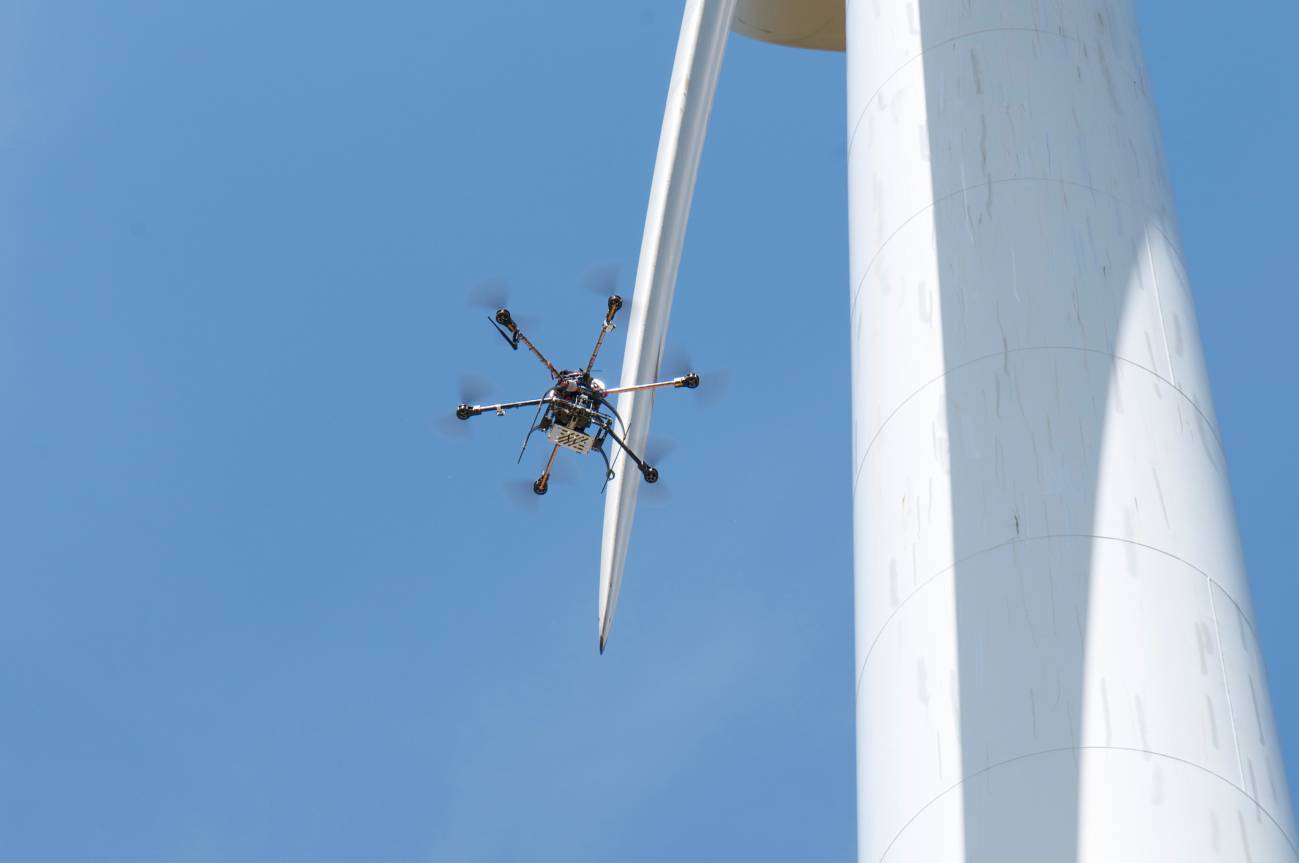 La adaptación del 'aracnocóptero' de la empresa Arbórea a las necesidades del sector eólico permite ahorrar costes en la revisión de los molinos
