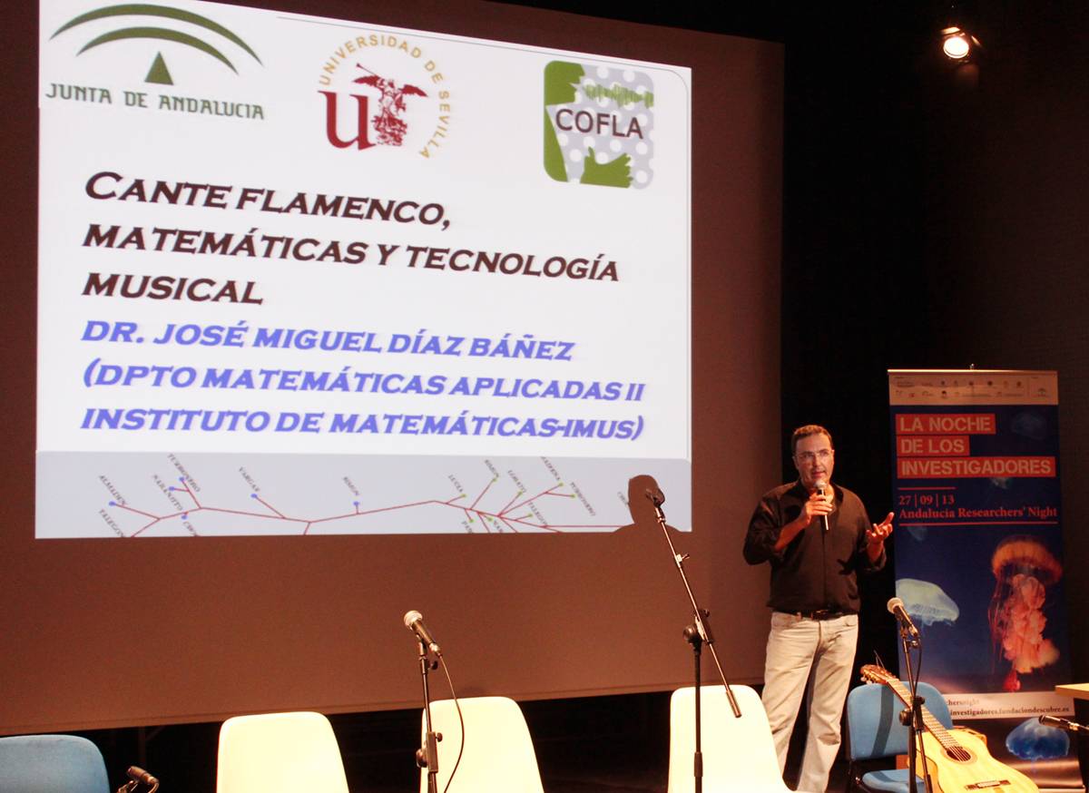El profesor Díaz-Báñez durante una de sus conferencias