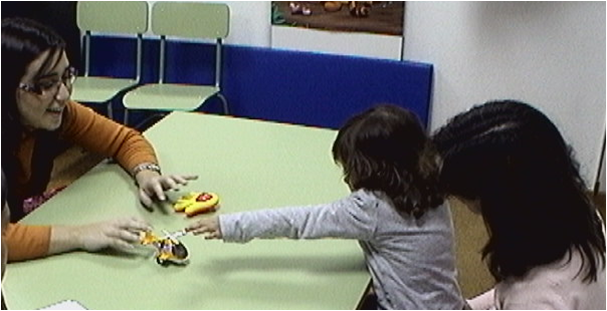 Imagen de un vídeo sobre pruebas que se realizan a niños con autismo