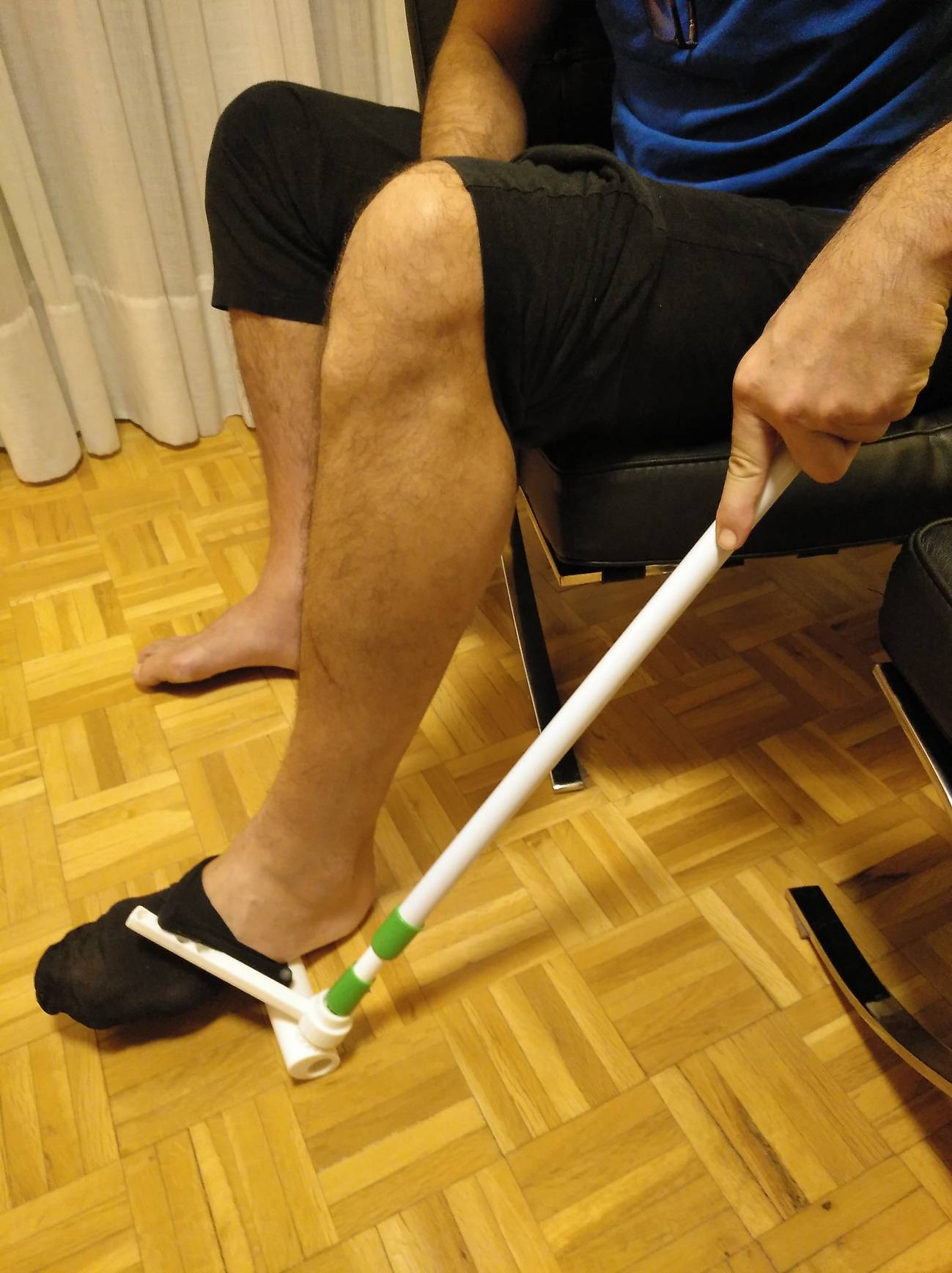 espejo rápido Series de tiempo Un dispositivo permite a personas mayores colocarse los calcetines sin  inclinarse