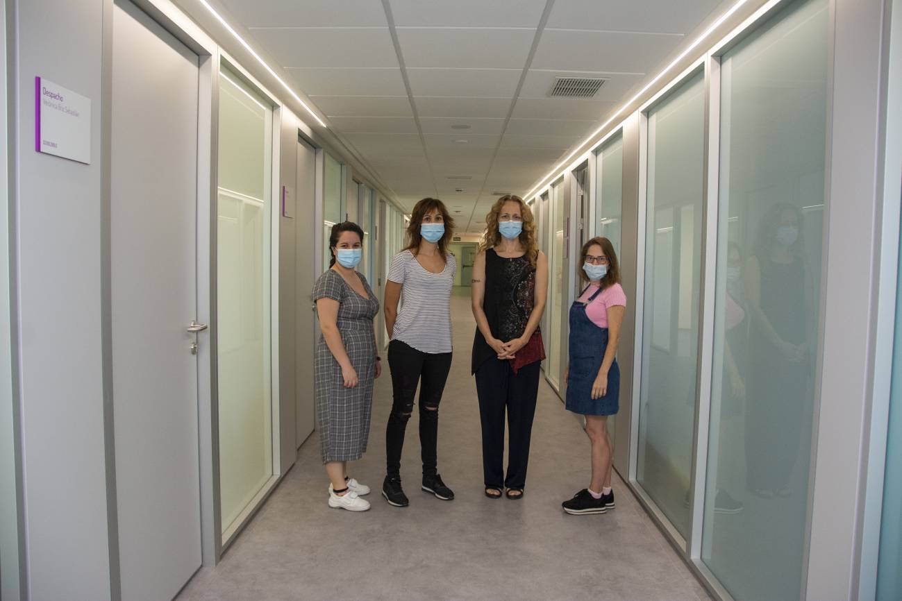 Las cuatro investigadoras posan en un pasillo del Centro Nacional de Microbiología