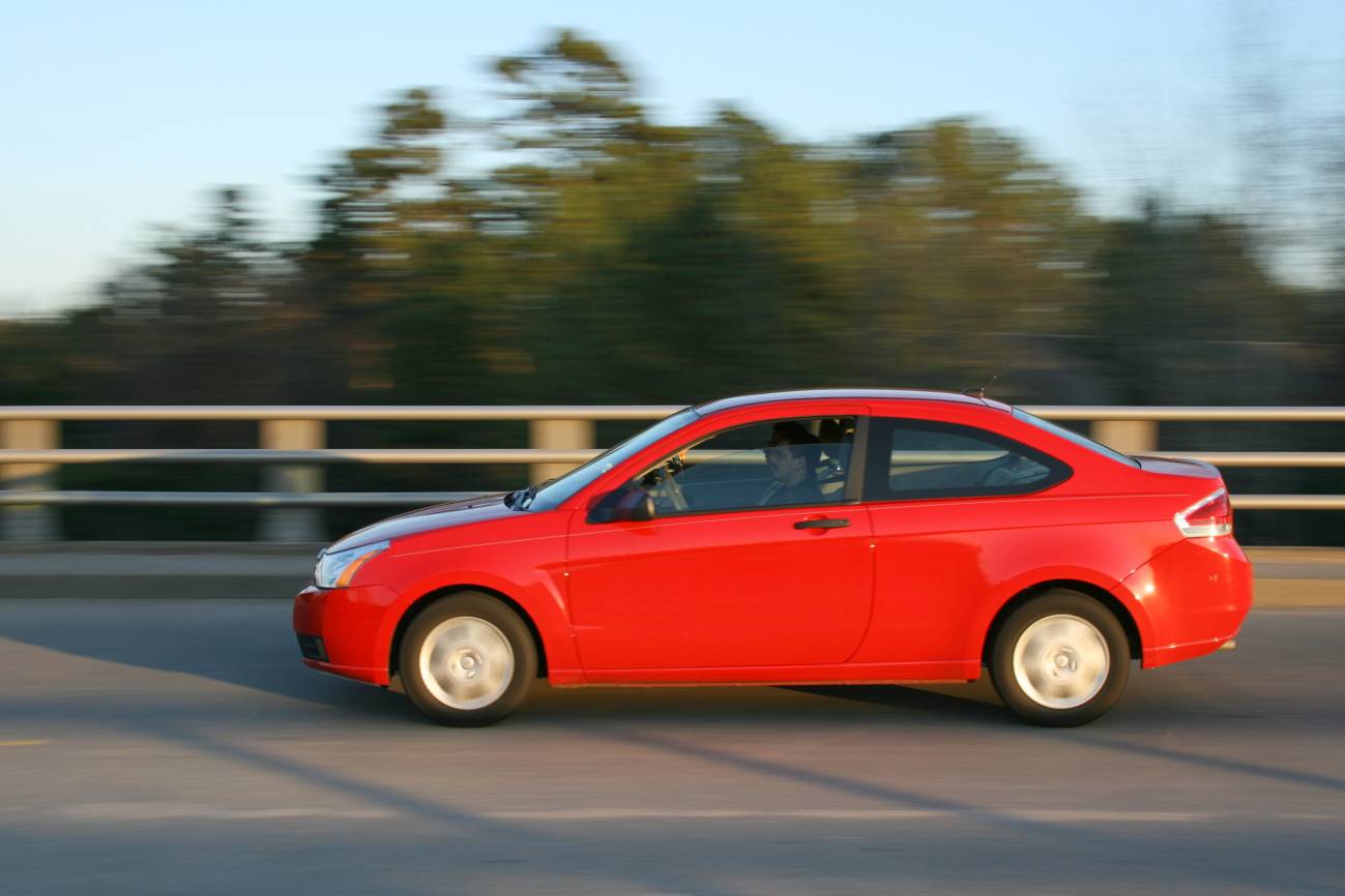 Un coche rojo circula por la carretera (FOTO: WIKIMEDIA). 