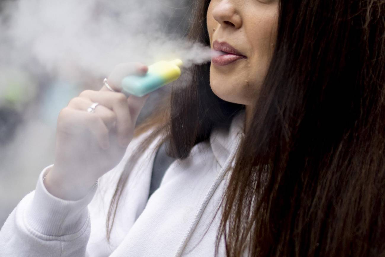 Un estudio identifica cambios similares en el ADN de las células de fumadores y vapeadores