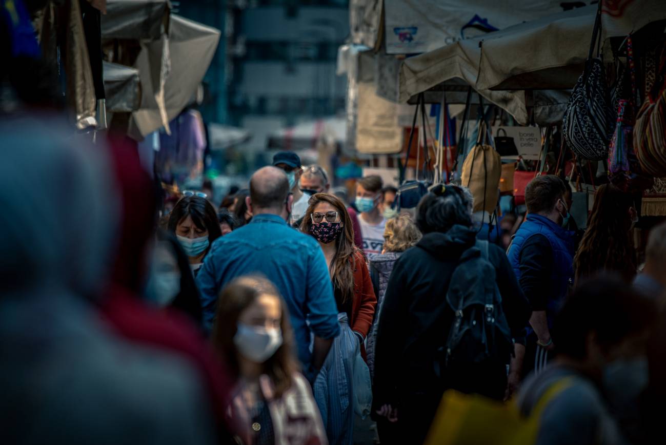 Gente en un mercado local durante la pandemia de la covid-19