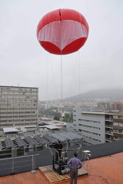 Momento de una prueba de vuelo realizada desde el terrado de la Facultad de Física de la Universidad de Barcelona.