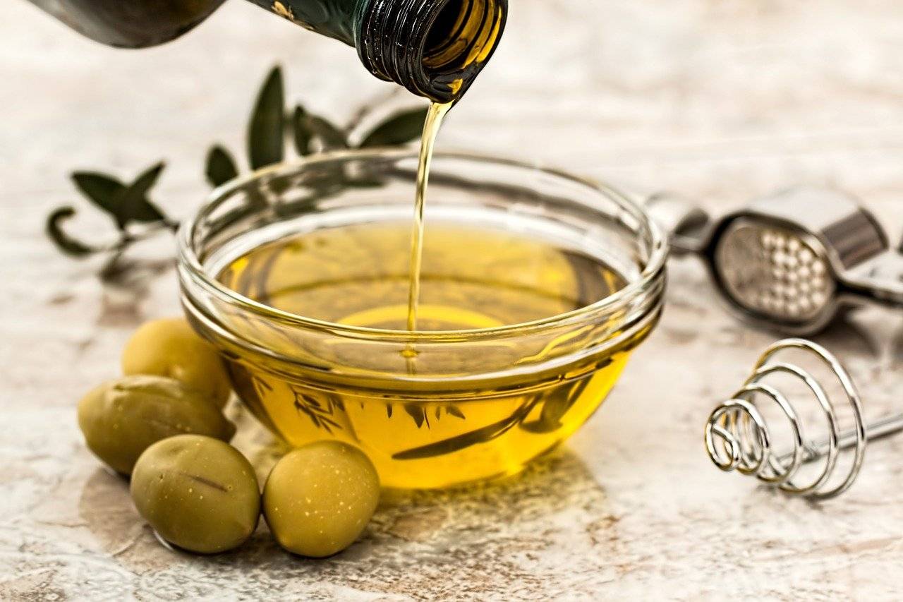 tarro con aceite de oliva y aceitunas