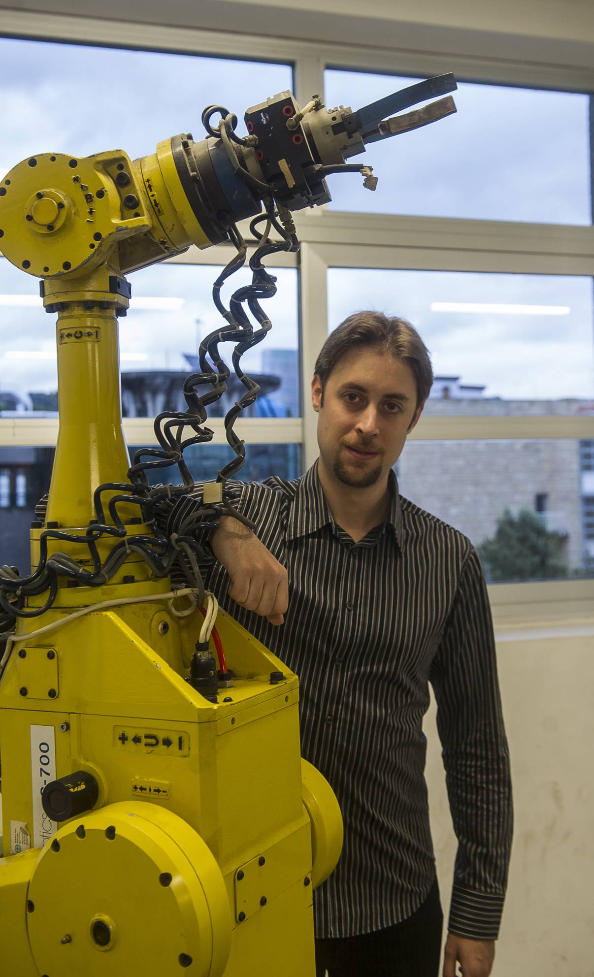 El investigador de la UPV/EHU Mikel Diez ha partido del movimiento de los robots para estudiar la dinámica de las proteínas