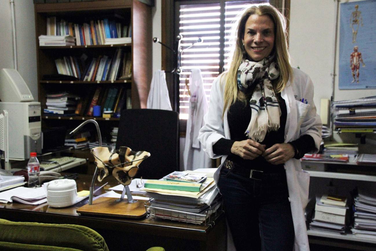 Mª José Aguilar Cordero, catedrática del departamento de Enfermería de la Universidad de Granada, en su despacho. 