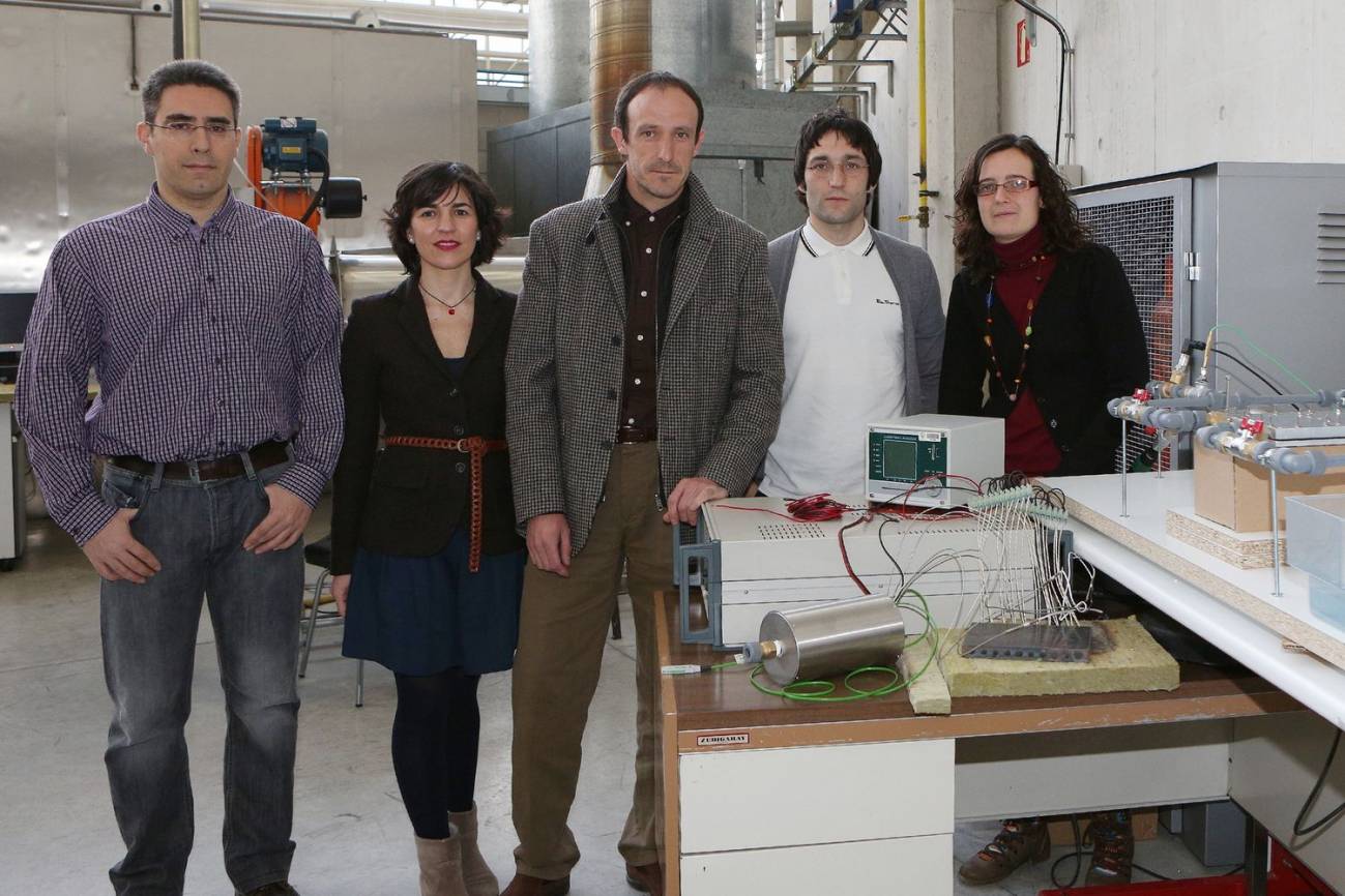 De izquierda a derecha, los investigadores Antonio Rodríguez, Gurutze Pérez Artieda, David Astrain, Alvaro Martínez y Patricia Aranguren en el laboratorio. / UPNA