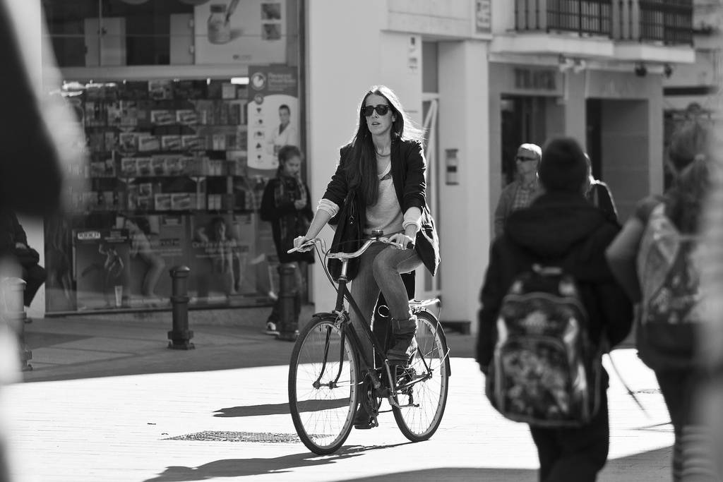 La bicicleta está protagonizando una pequeña revolución en la forma de moverse en muchas ciudades españolas / Claudio Olivares Medina (CC BY-NC-ND 2.0).