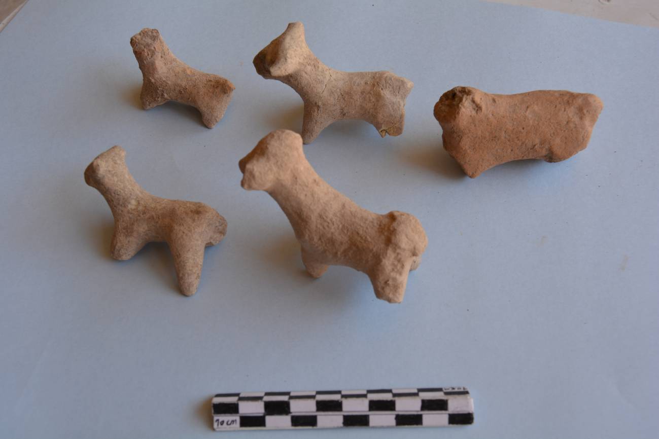 Conjunto de figuritas de arcilla con forma de bóvidos encontrado en una de las excavaciones. Autor: UAB