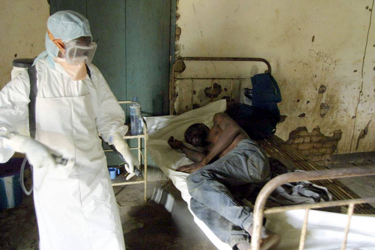 Un técnico de la Cruz Roja desinfecta una habitación del Kelle hospital en el Congo ante un enfermo de ébola en 2003. / Efe