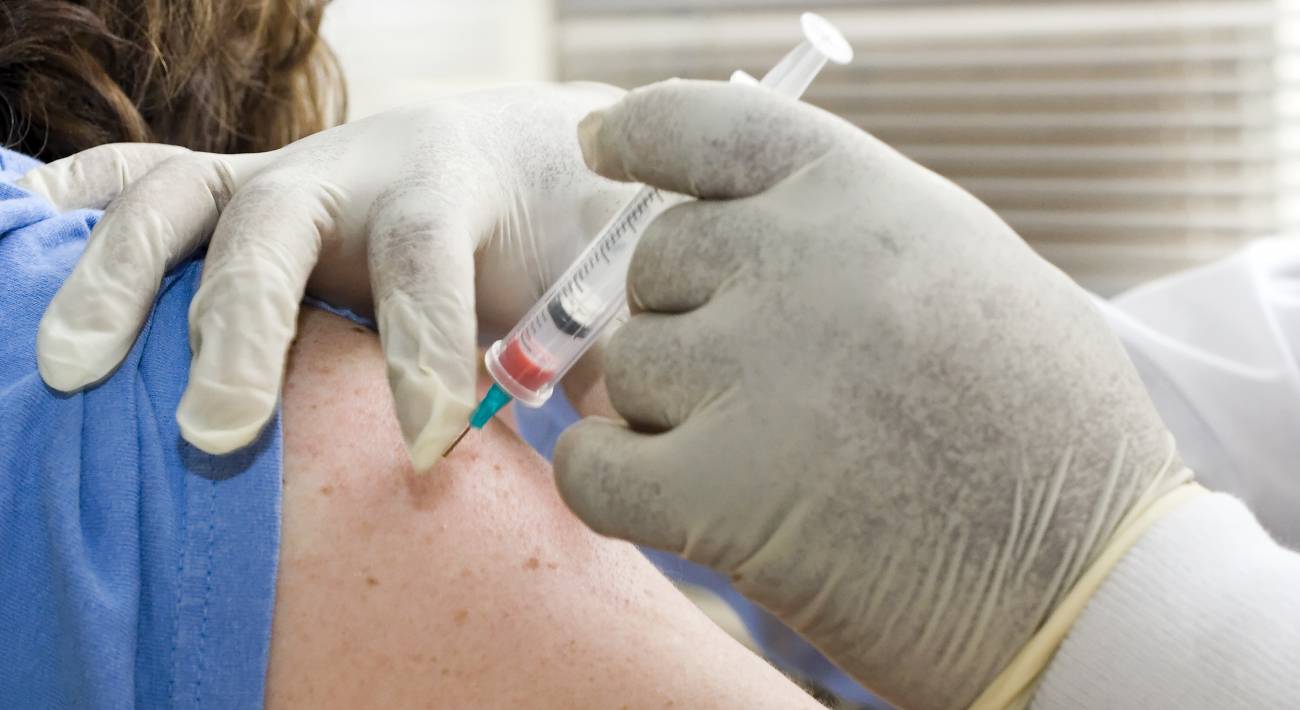 Una persona se vacuna contra la gripe. Imagen: Lance Mcord