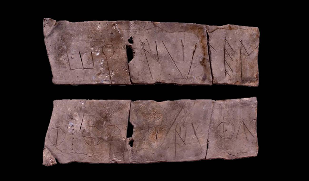 Lámina de plomo con inscripción ibérica arcaica del yacimiento del Pico de los Ajos.