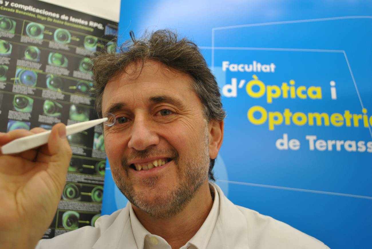 El doctor en Optometría y Ciencias de la Visión Jaume Pauné, con la lente de contacto que frena la progresión de la miopía.