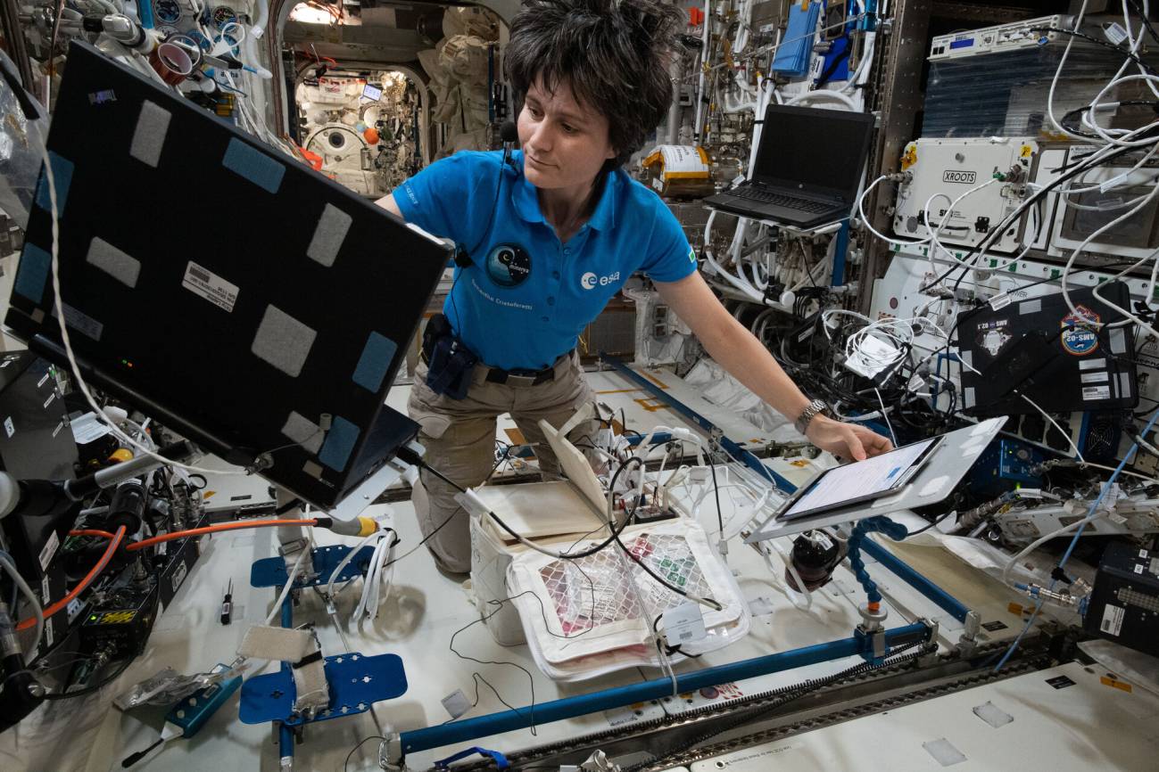 La astronauta de la ESA Samantha Cristoforetti realizando comprobaciones en la Estación Espacial Internacional. / ESA/NASA