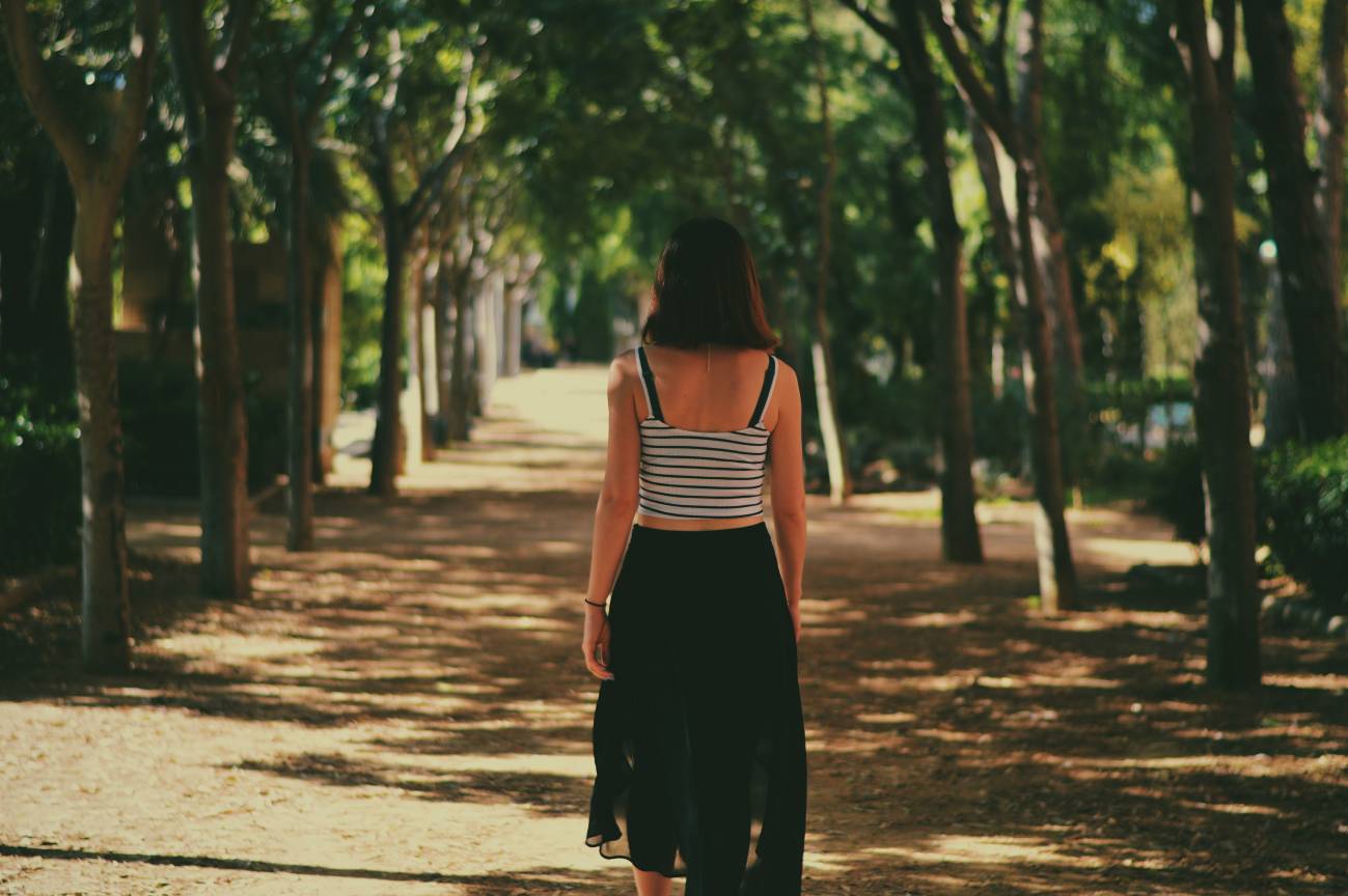 Una chica pasea en un parque