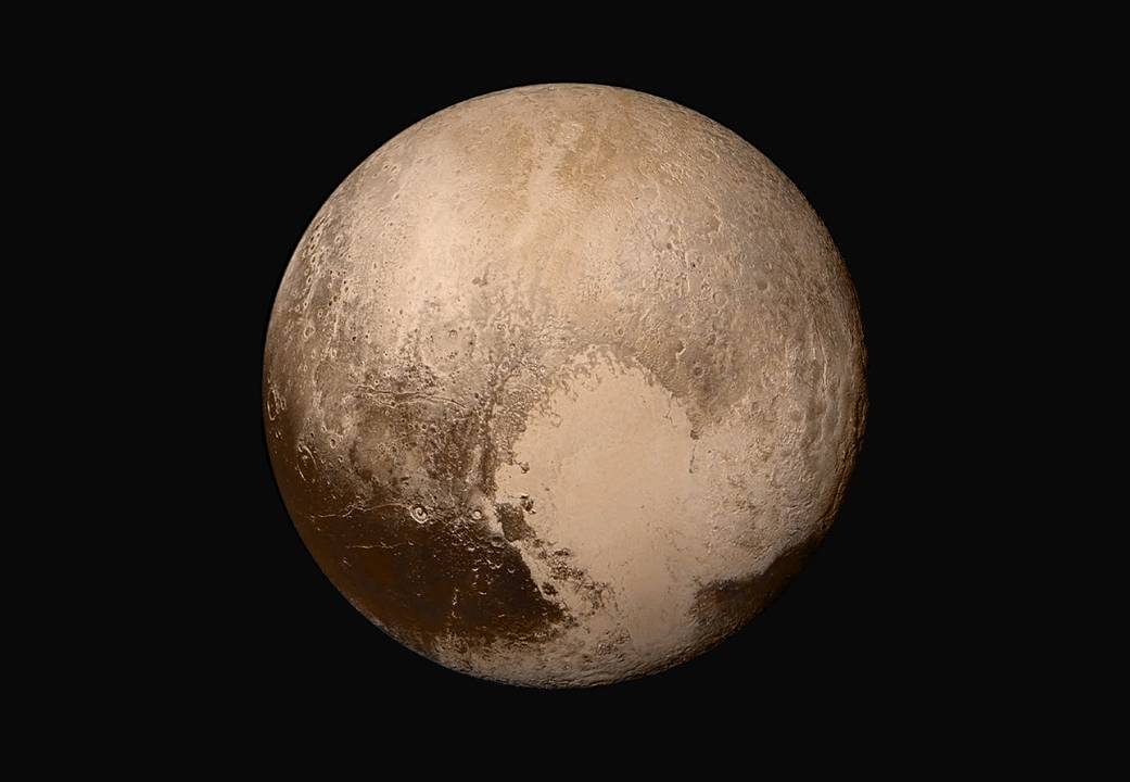 Imagen en alta resolución de Plutón tomada por la sonda. La extensión brillante es el lóbulo occidental del "corazón", rico en nitrógeno, monóxido de carbono y hielos de metano / NASA / JHUAPL / SwRI.