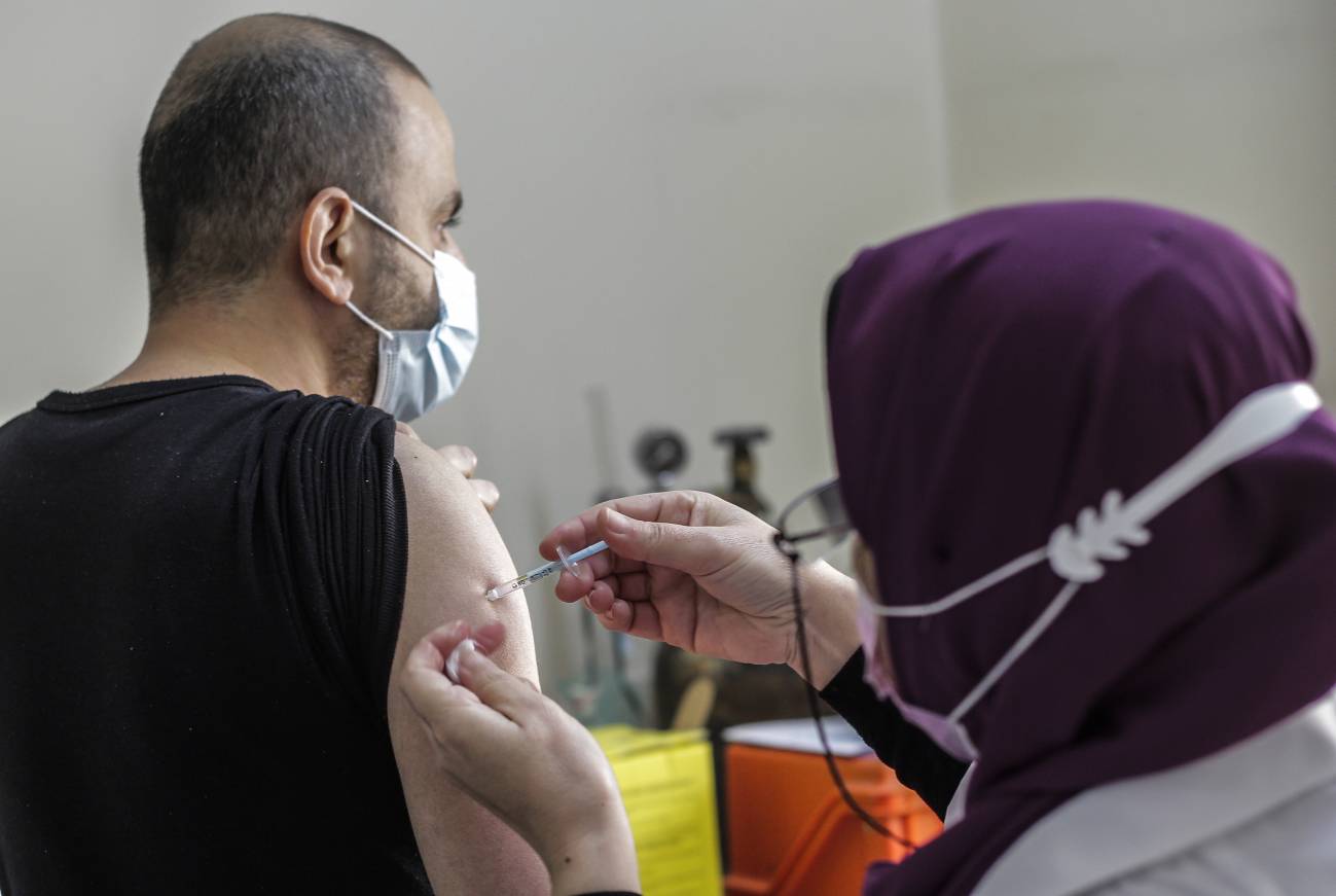 Un ciudadano palestino recibe una dosis de la vacuna rusa contra el coronavirus Sputnik V