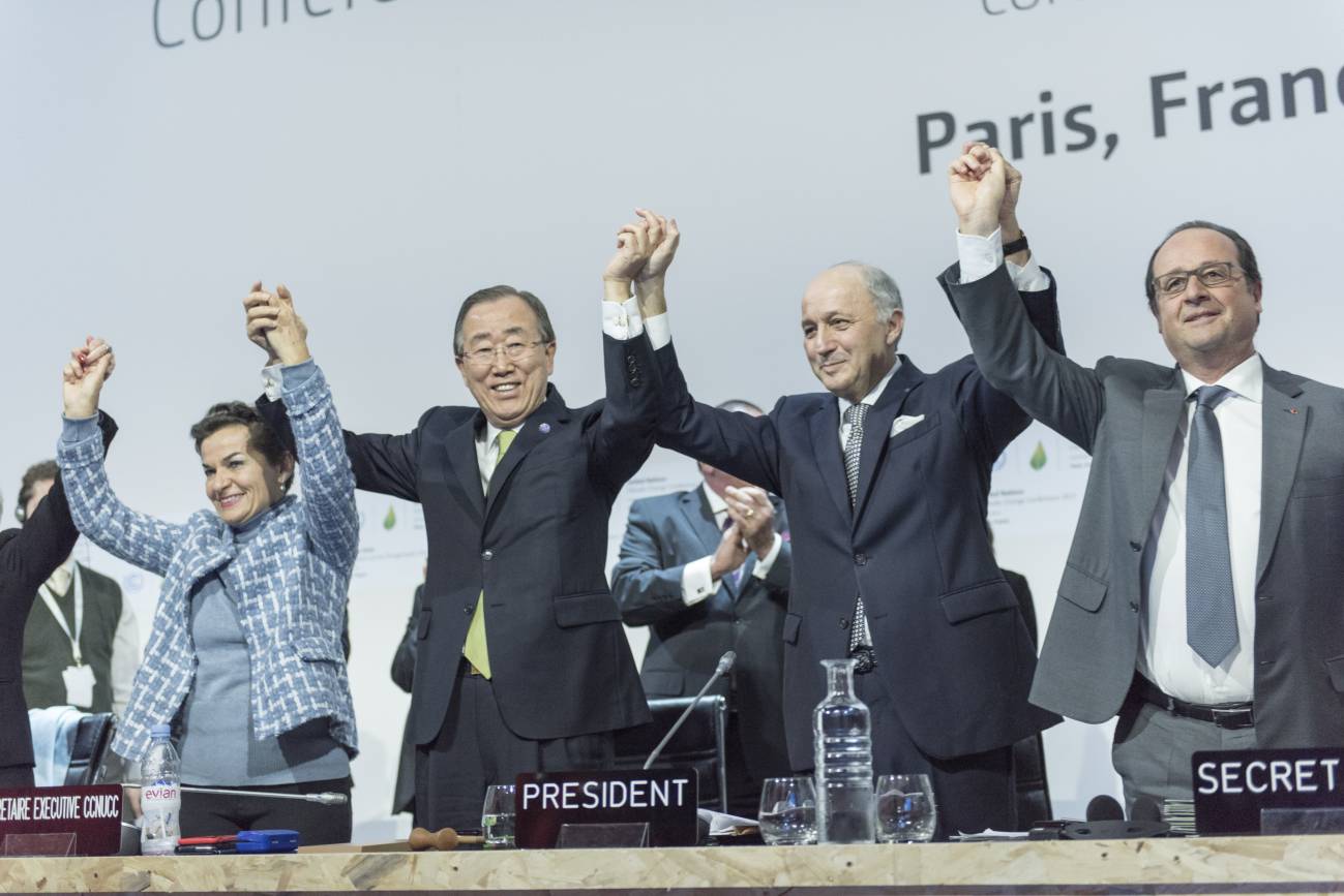De izquierda a derecha, Christiana Figueres, Ban Ki-moon, Laurent Fabius y François Hollande celebran el acuerdo histórico / UN Photo/Mark Garten.