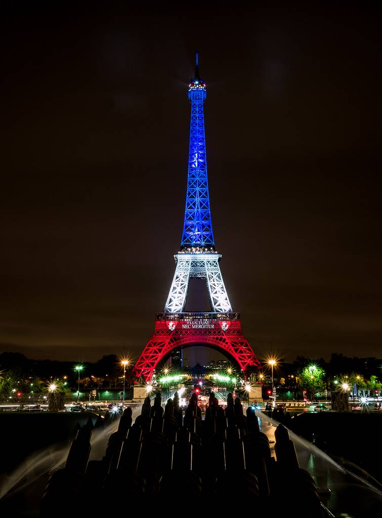 La Torre Eiffel, iluminada el pasado 17 de noviembre. / Yann Caradec. 