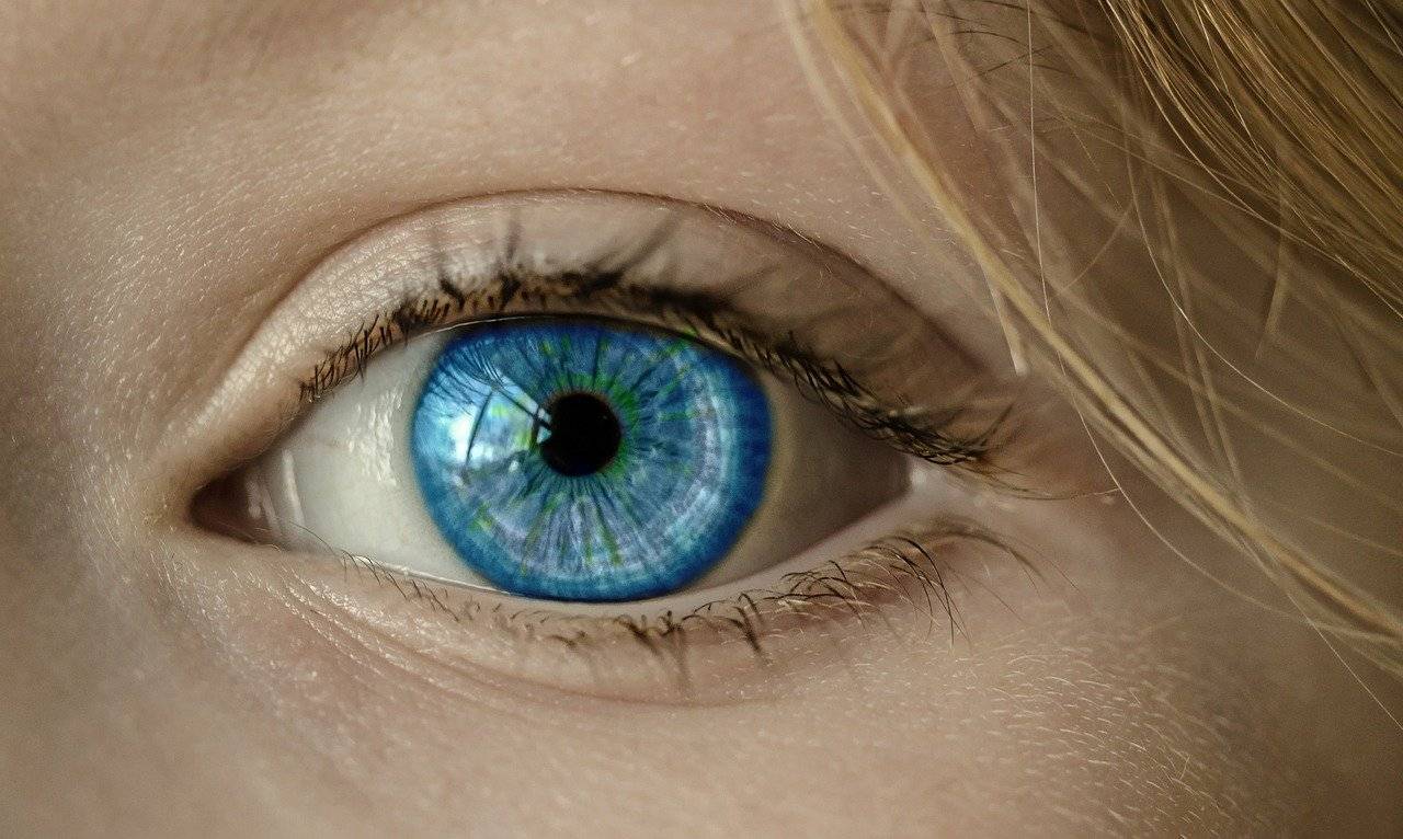 ojo azul de una mujer
