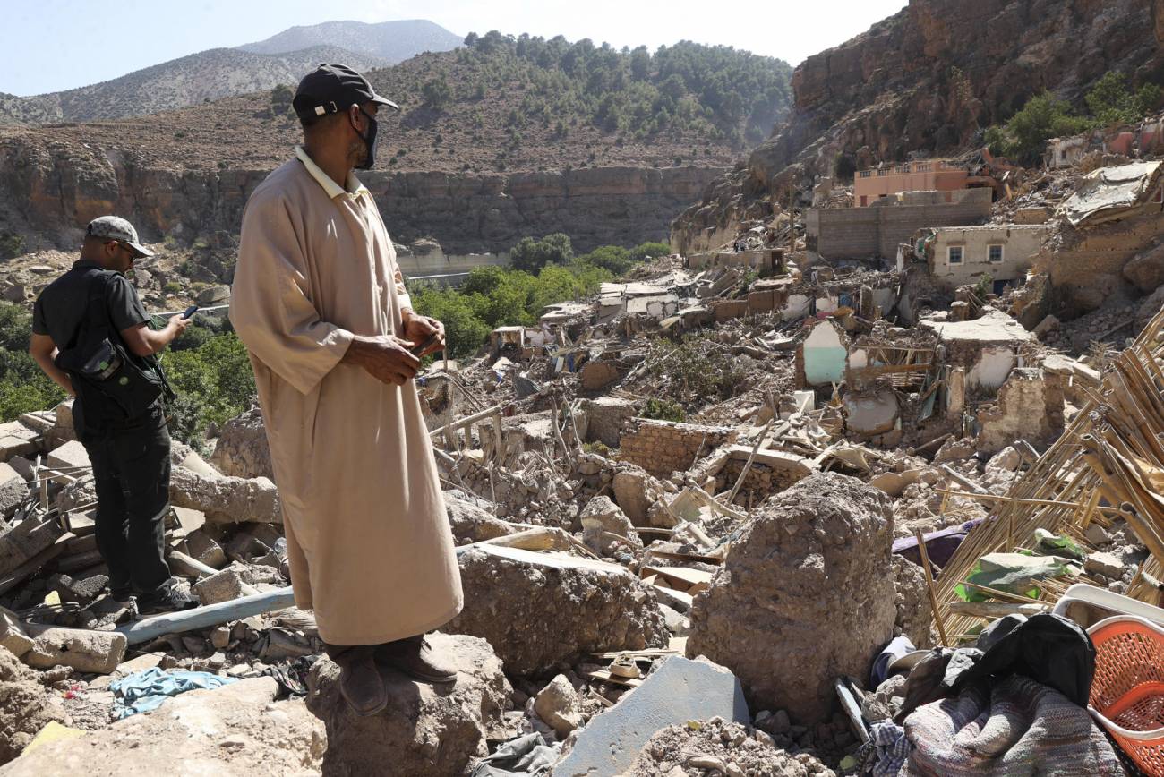 Un hombre observa la destrucción causada por el terremoto en Imi N'Tala, al sur de Marrakech