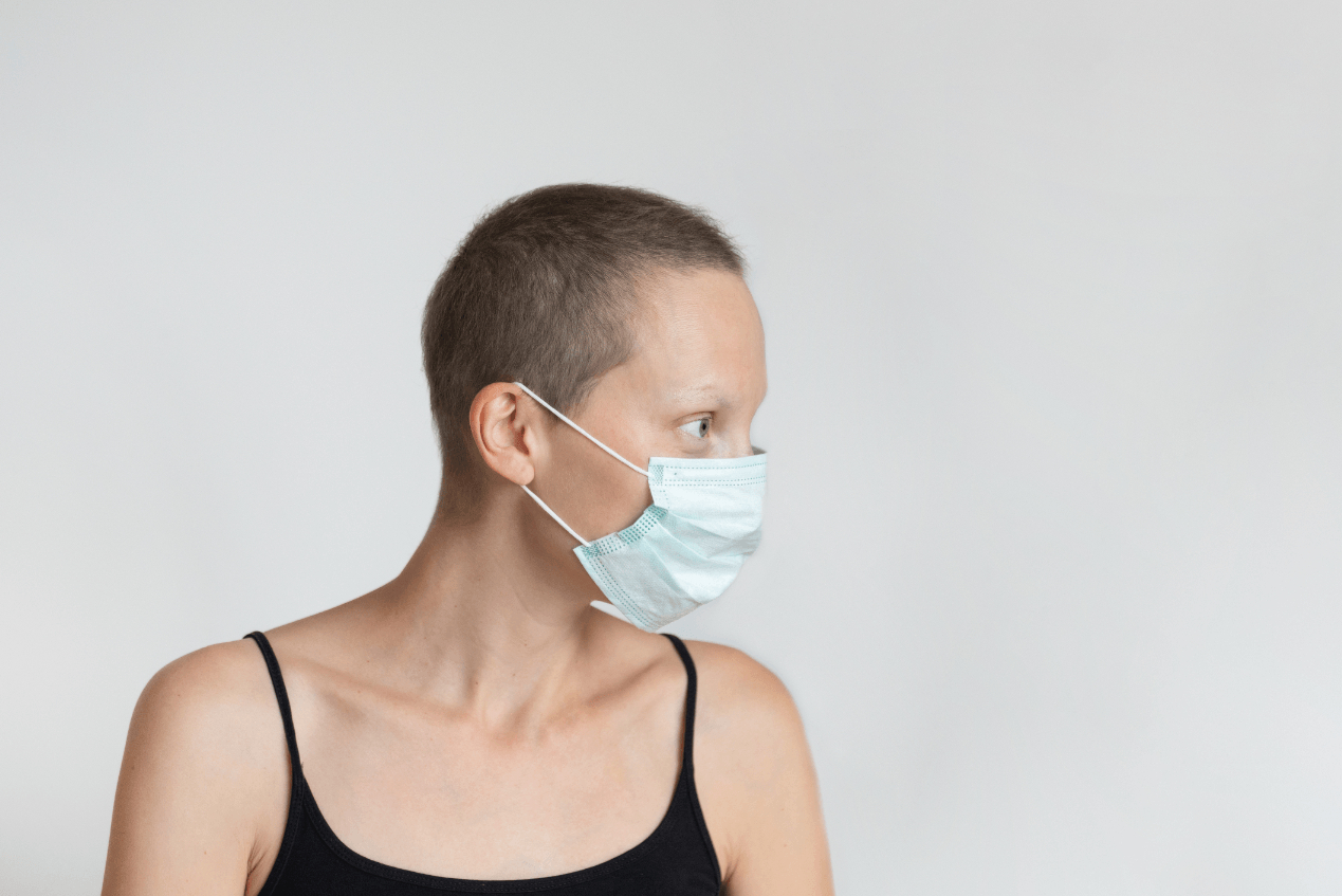 paciente de cáncer con mascarilla