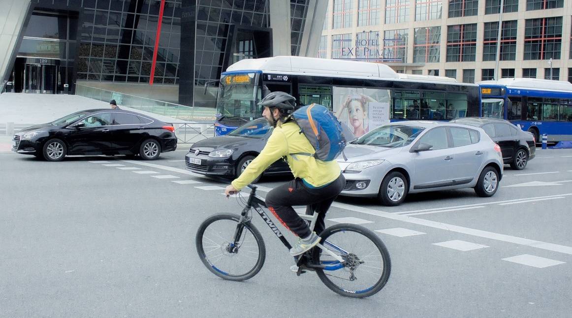 Ciclística entre el tráfico urbano