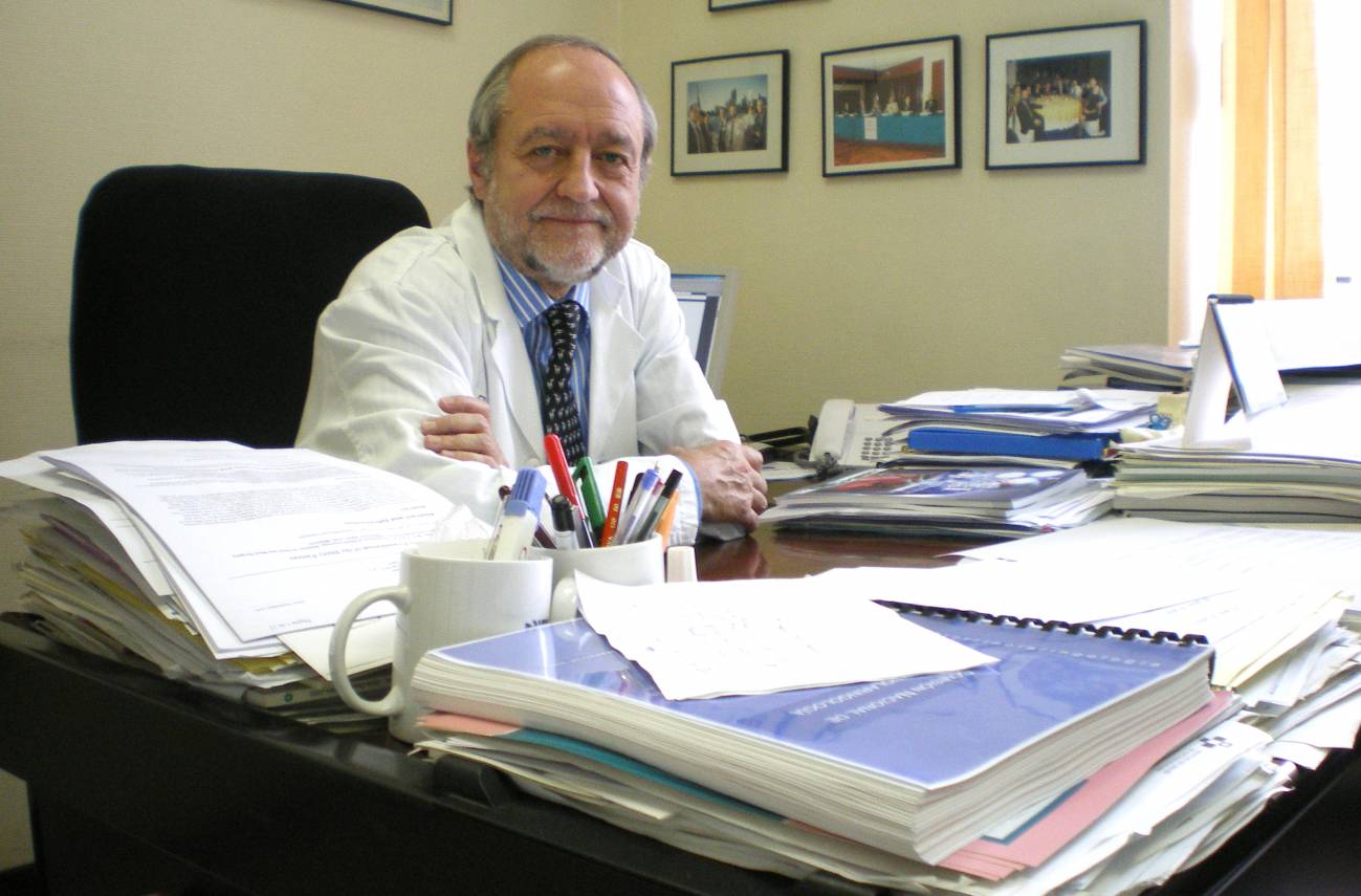 Carlos Suárez Nieto en su despacho.
