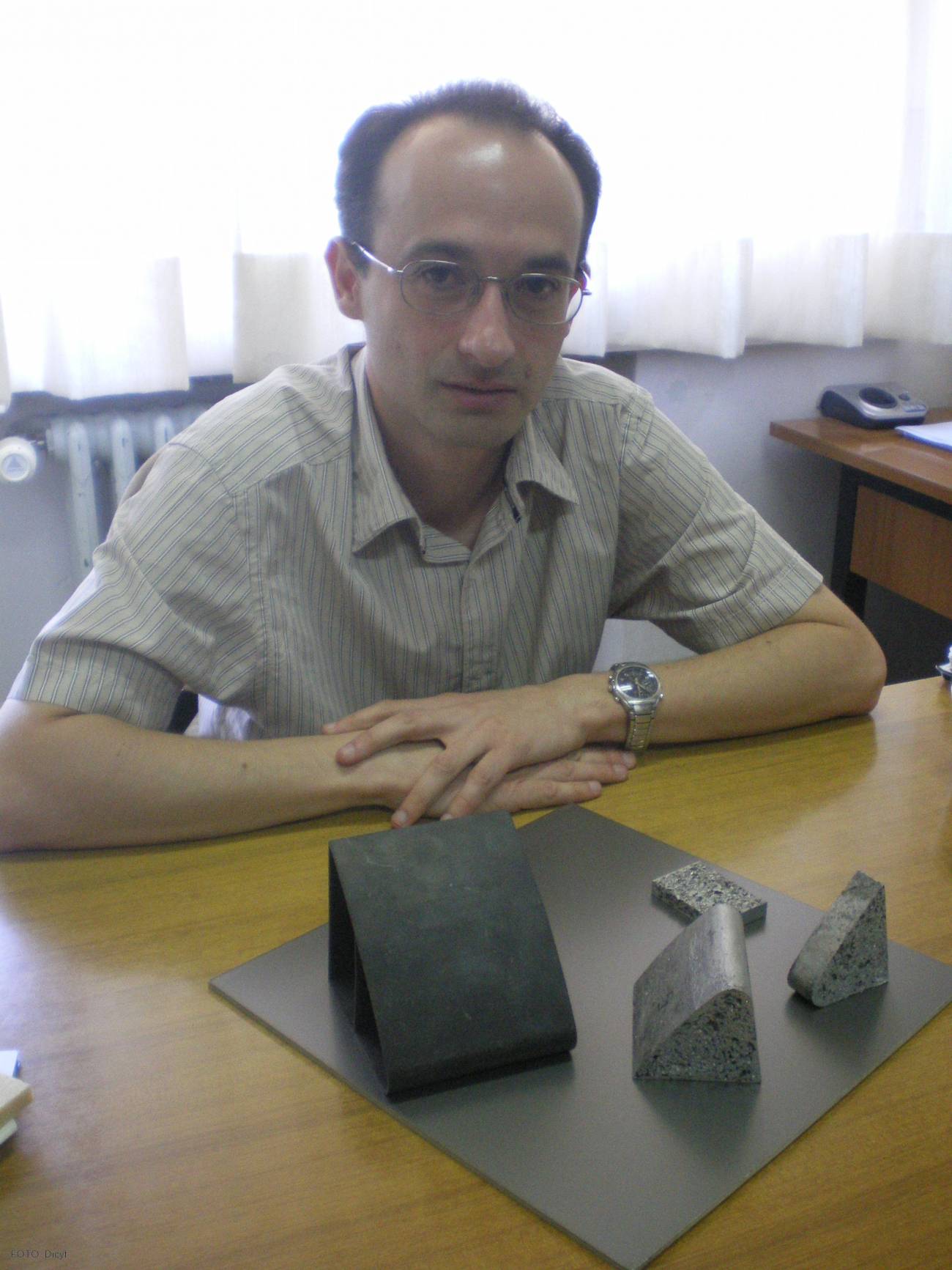El investigador de Cellmat Miguel Angel Rodríguez, junto a algunas piezas hechas de espuma de aluminio.