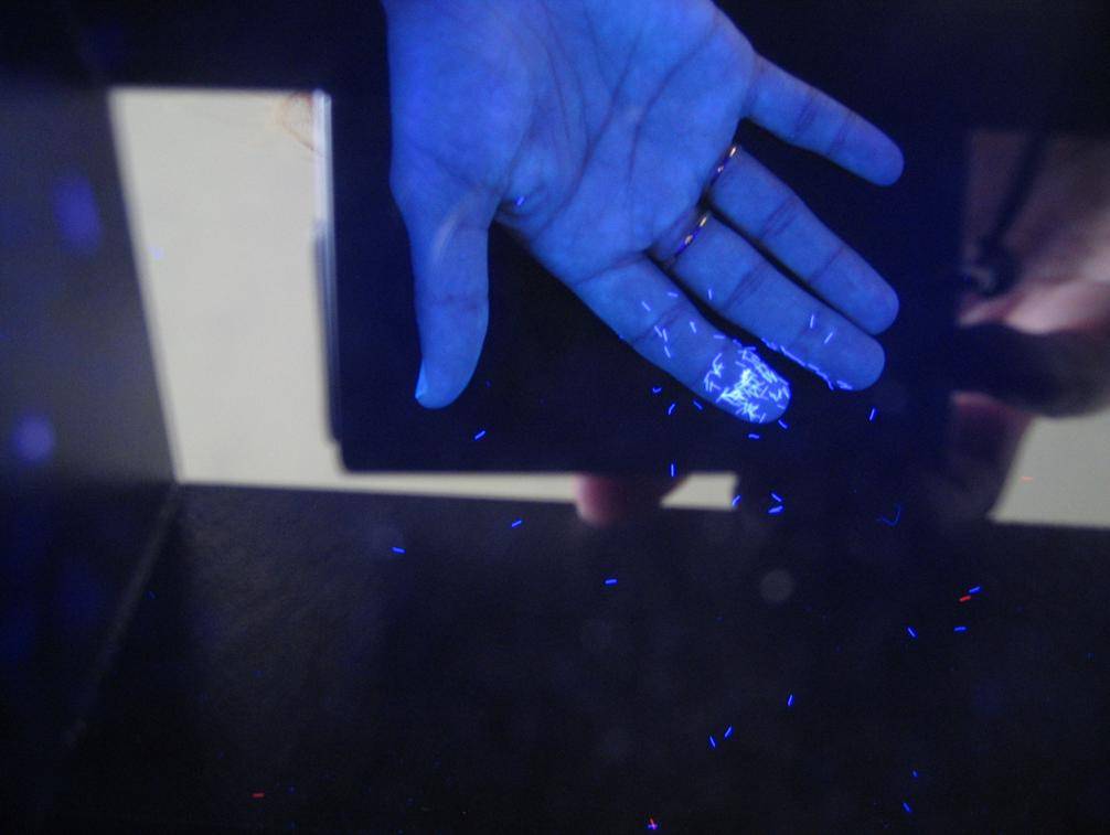 Microfibras vistas con la lámpara ultravioleta.