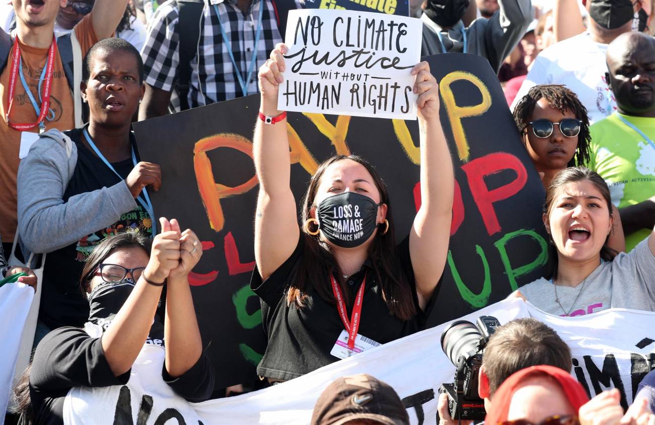 Activistas climáticos se manifiestan en la cumbre del clima