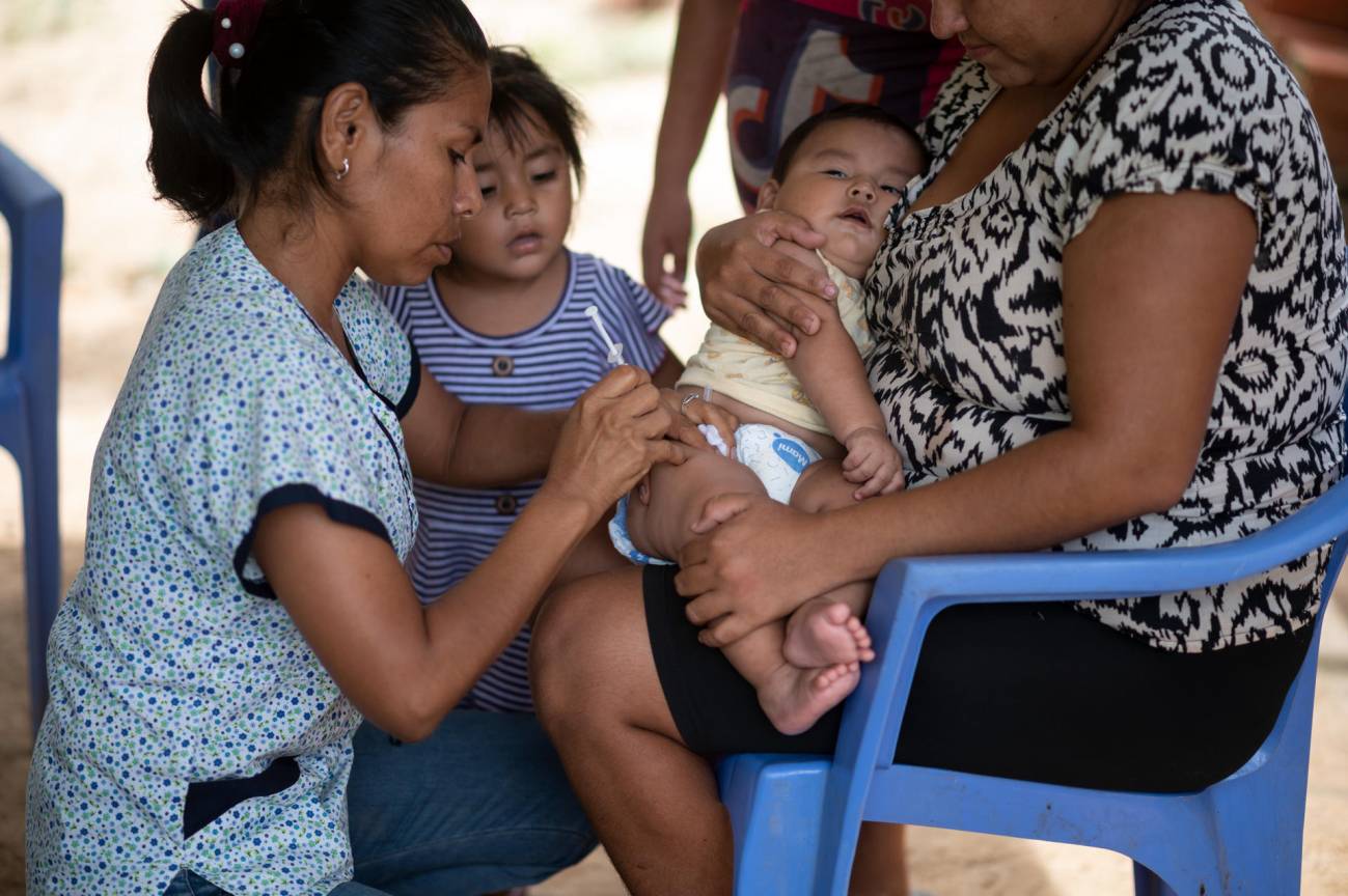 la enfermera Mercedes Parada mientras administra una vacuna a Ciro, de 7 meses