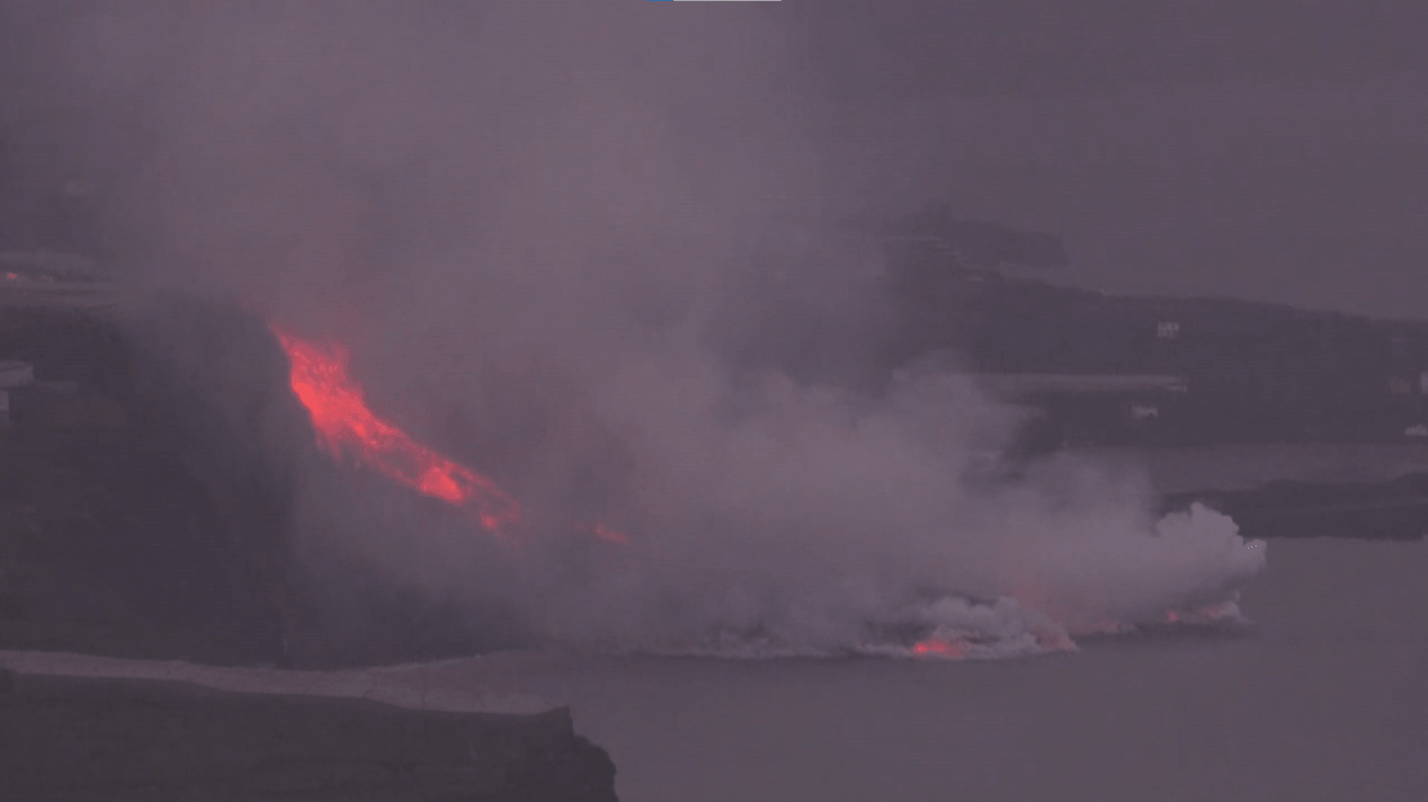 La lava del volcán Cumbre Vieja llega al mar