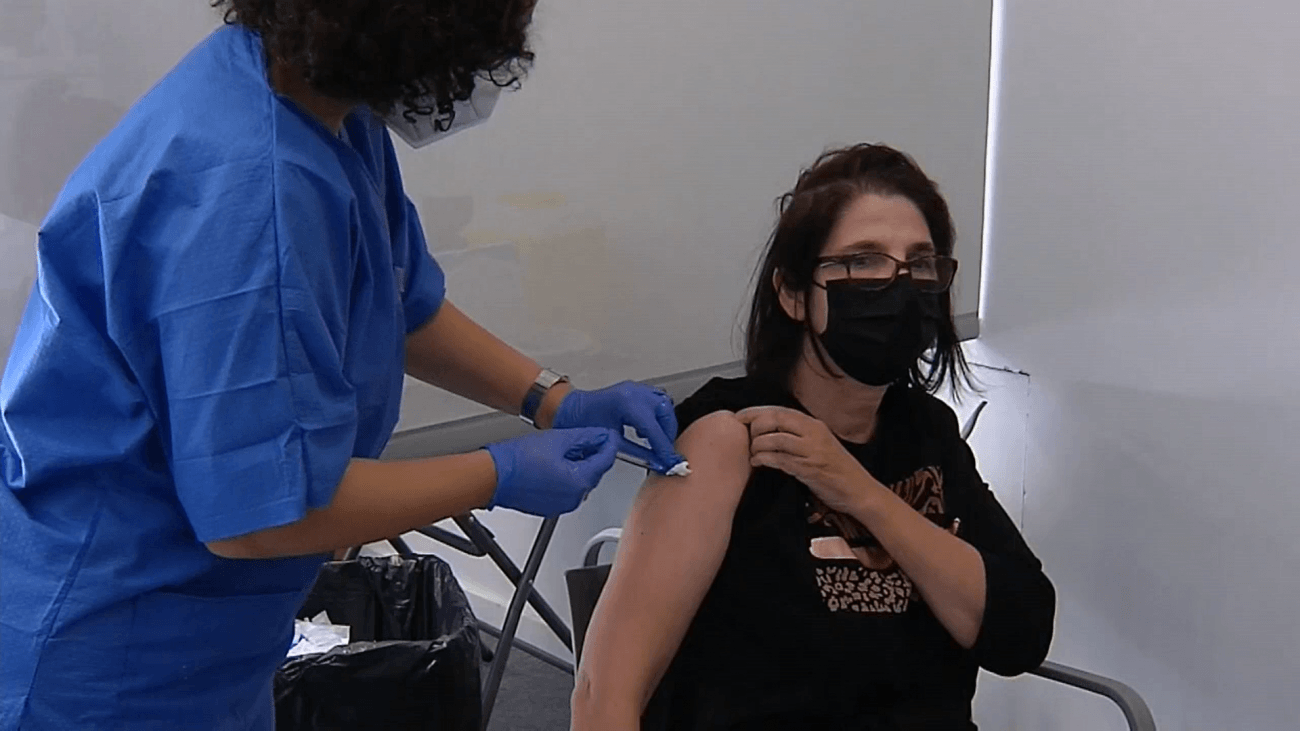 Una enfermera administra una vacuna