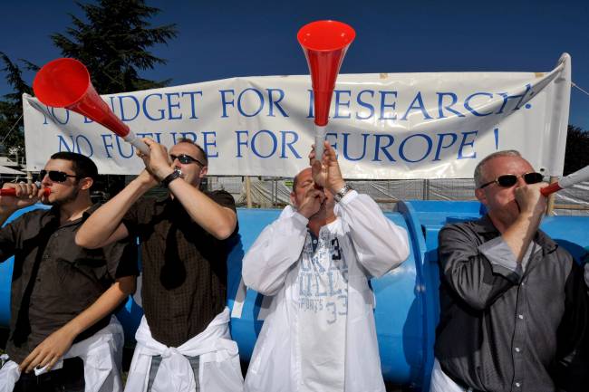  Científicos del CERN y de otras asociaciones de investigadores protestan por los recortes en una imagen de archivo. / Efe
