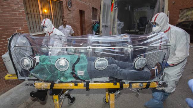 Joven procedente de Mali que presentó síntomas de fiebre y vómitos es trasladado al Hospital Virgen de la Arrixaca de Murcia. Marcial Guillén (Efe)