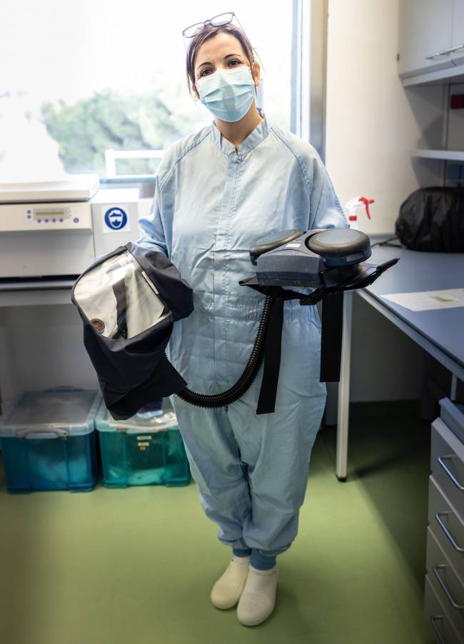 Para trabajar con algunos microorganismos, como el SARS-CoV2, el personal debe usar trajes especiales con respirador para incrementar la seguridad.