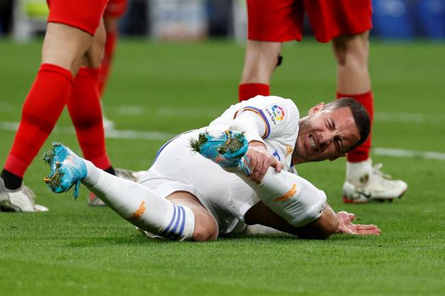 El jugador del Real Madrid Eden Hazard se duele de su pierna derecha