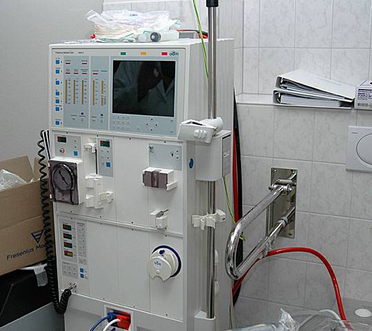 Máquina de hemodiálisis. Foto: Wikipedia.