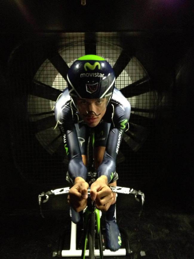 El ciclista Beñat Intxausti, durante un entrenamiento en el Túnel de Viento de la Universidad de Granada (PRENSA UGR). 