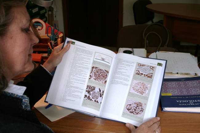 Inés Martín Lacave, catedrática  de la Universidad de Sevilla, con el Atlas de Inmunohistoquímica