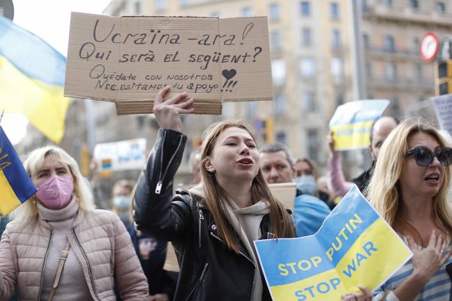 Manifestantes ucranianos contra la guerra iniciada por Putin