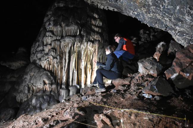 Investigadores mirando hacia las estalagmitas situadas en la cueva de Ardales