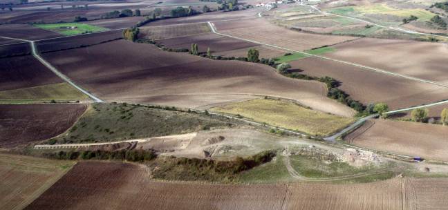 Vista aérea del despoblado alavés de Zornoztegi (Salvatierra). En la parte derecha se observa la excavación de la iglesia