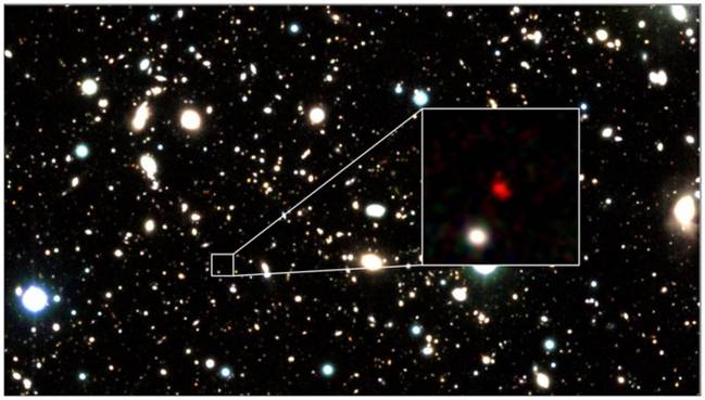 HD1, una mancha rojiza que parece ser la galaxia más temprana y distante jamás vista. 