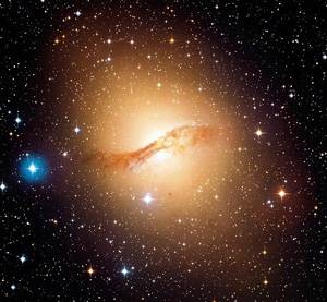 Galaxia elíptica cruzada por una nube de polvo